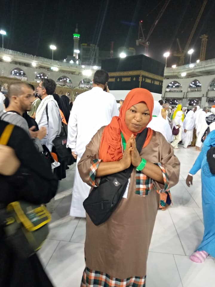 Alhaja Adeola :Praying at kaaba: Al faozan tours and travels